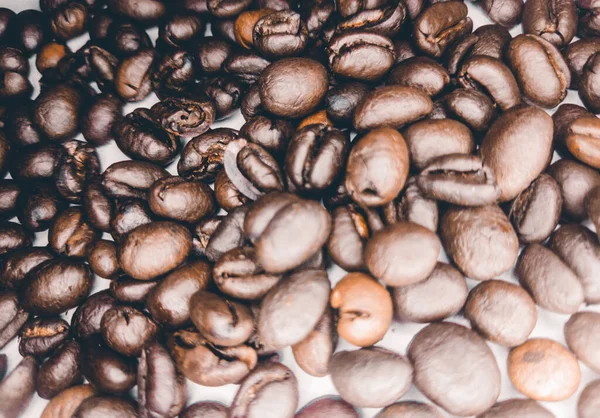 Zblízka Černých Kávových Zrn Přírodní Hořkou Chutí Rozmazaným Pozadím — Stock fotografie