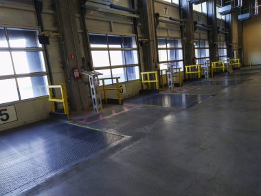 Depodaki kamyonlar için yükleme rıhtımı, açı görünümü