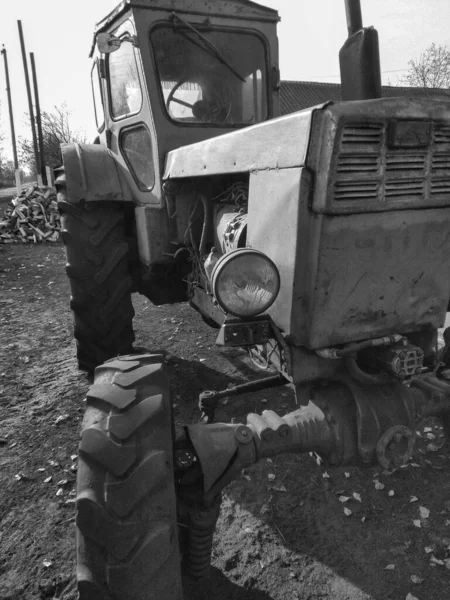 Oude tractor geparkeerd bij de weg close-up — Stockfoto