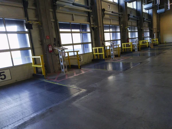 Depodaki kamyonlar için yükleme rıhtımı, açı görünümü