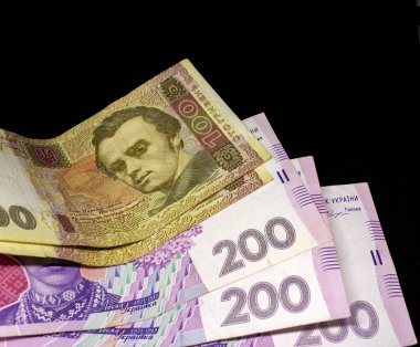 Ukrayna banknotları. Yüz iki yüz Hryvnia. Koyu bir arkaplanda yakın plan.