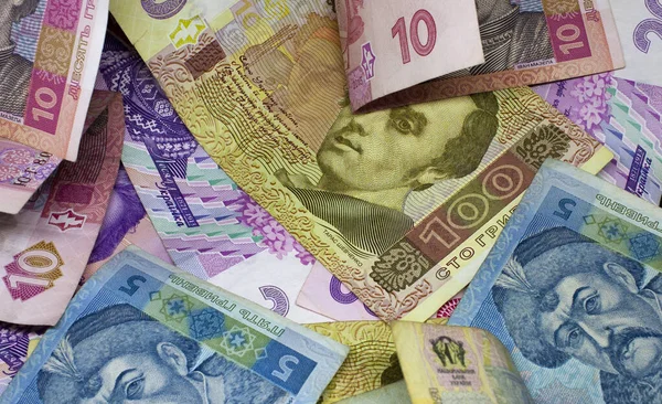 来自乌克兰钞票的背景以混乱的方式散落。 一百、二百、十、五小时的特写. — 图库照片