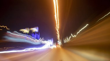 Parlak soyut gece sokak sahnesi. Uzun soluklu arabalar..