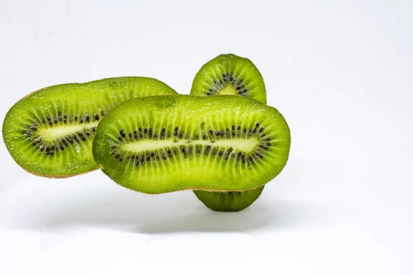 Kiwi sliced in slices on a white background. fruits seem to soar in the air. — ストック写真