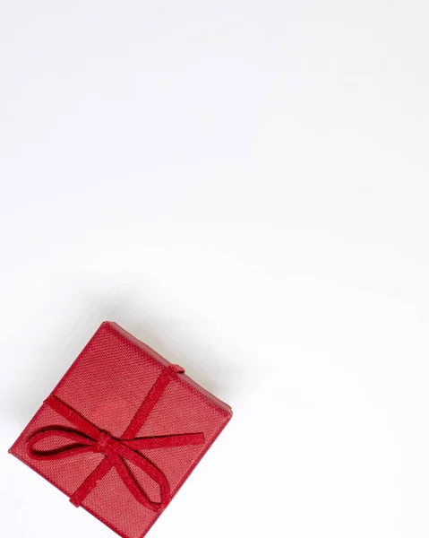 Caja de regalo roja sobre fondo blanco. Cinta roja. Regalo de San Valentín. Navidad. Aislado. Vista superior con lugar para texto . — Foto de Stock