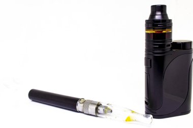 İki çeşit elektronik sigara, yakın plan, beyaz arka planda izole edilmiş..