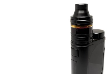 Elektronik sigaralar, yakın plan beyaz arka planda izole edilmiş..