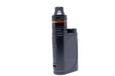 Elektronik sigaralar, yakın plan beyaz arka planda izole edilmiş..