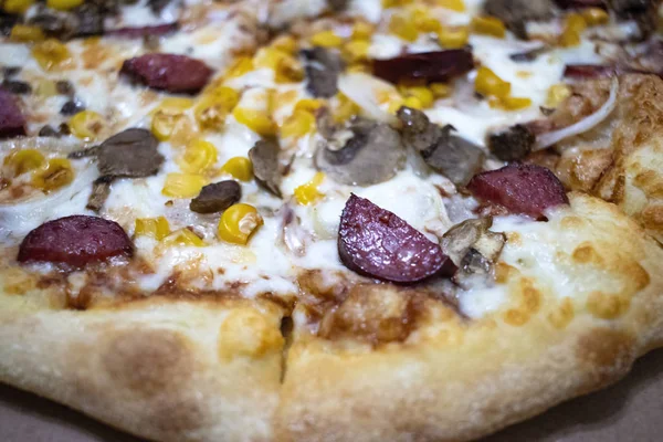 Uitzicht van dichtbij op verse en heerlijke pizza. Pizza toppings. — Stockfoto