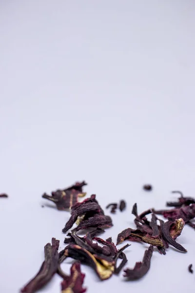 Foglie di ibisco essiccate per preparare una bevanda da tè su sfondo bianco. Posto per testo . — Foto Stock