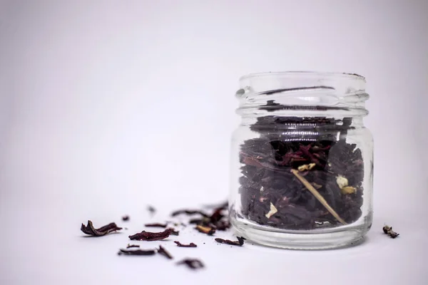 Hojas de hibisco secas para hacer una bebida de té sobre un fondo blanco. Lugar para el texto . — Foto de Stock