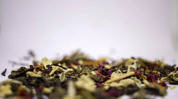 Hierbas secas sobre un fondo blanco. Hojas de té. hierbas curativas. Flores secas . — Foto de Stock