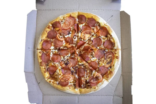 Hele peperoni, pizza in een doos geïsoleerd op witte achtergrond — Stockfoto