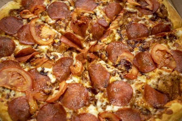 Pepperoni pizza close-up, pizza topping, bovenaanzicht. — Stockfoto