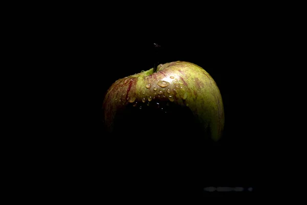 Pomme verte fraîche gros plan sur fond noir — Photo