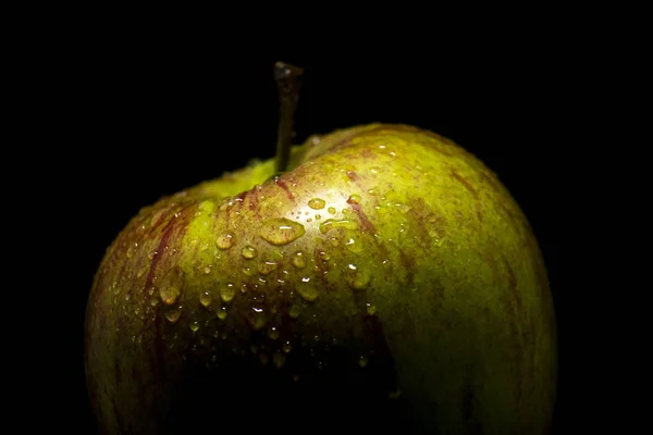 Pomme verte fraîche gros plan sur fond noir — Photo