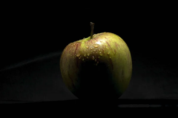 Pomme verte fraîche gros plan sur fond noir — Photo