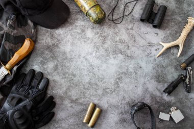 Karanlık bir geçmişi olan av aksesuarları, taktik ekipmanlar. Avlanma taktiksel geçmişi. Avlanma kavramı.