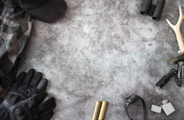 Karanlık bir geçmişi olan av aksesuarları, taktik ekipmanlar. Avlanma taktiksel geçmişi. Avlanma kavramı.