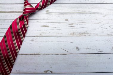Şık erkek aksesuarları, erkek modası, kırsal ahşap arka planda kravatlar. İş geçmişi. Babalar Günü tebrik kartı konsepti, kopyalama alanı