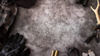 Karanlık bir geçmişi olan av aksesuarları, taktik ekipmanlar. Avlanma taktiksel geçmişi. Avlanma kavramı.