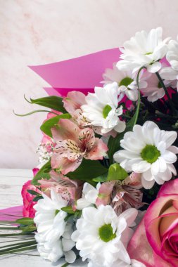 Bir buket çiçekli narin çiçek, şenlikli pembe bir arka plan, hassas bir pastel buket, 8 Mart için bir çiçek kartı..