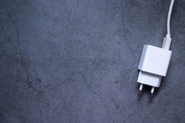 Beyaz kablo, Avrupa tipi prizler. Siyah arka planda beyaz kablo. Kopyalama alanı olan üst görünüm. Elektrik yükleniyor..
