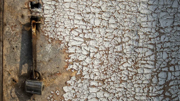 Fechadura Velha Uma Porta Madeira Coberta Com Pintura Rachada Velha — Fotografia de Stock