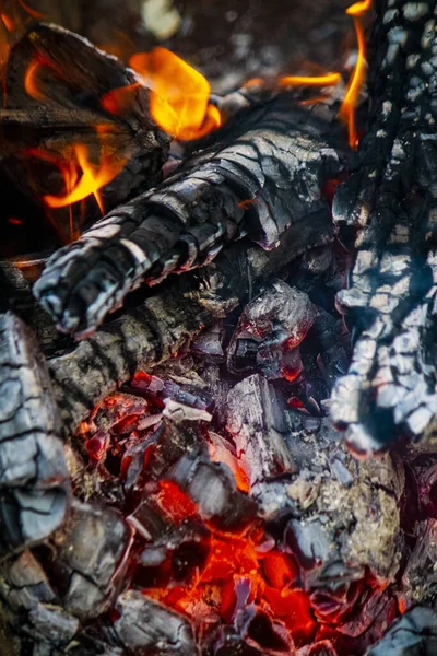 Bois de chauffage et charbon chaud sur le gril. Charbon chaud . — Photo