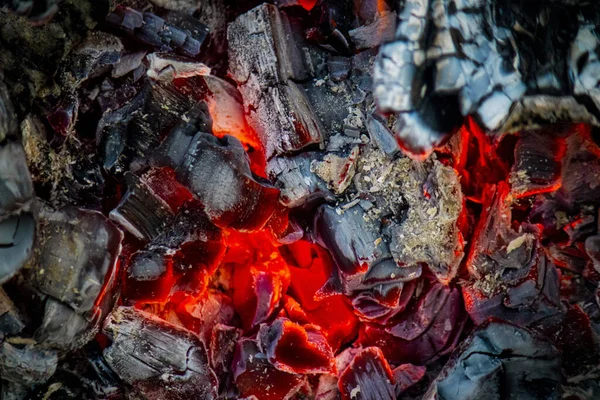 Leña y carbón caliente en la parrilla. Carbón caliente . — Foto de Stock