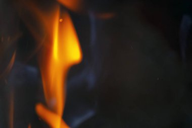 Siyah arka planda güzel bir ateş alevi. Bulanık soyutlama