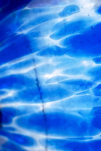 Dunkler Hintergrund mit unscharfem blauem Licht Kreise mit Wellen. Abstraktes defokussiertes Muster — Stockfoto