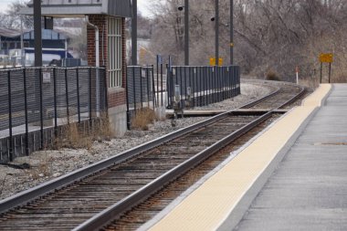 Coronavirus salgınının ortasında Chicago 'nun varoşlarındaki yoğun sabah trafiği sırasında Metra banliyö tren istasyonu platformu boşaltılıyor..