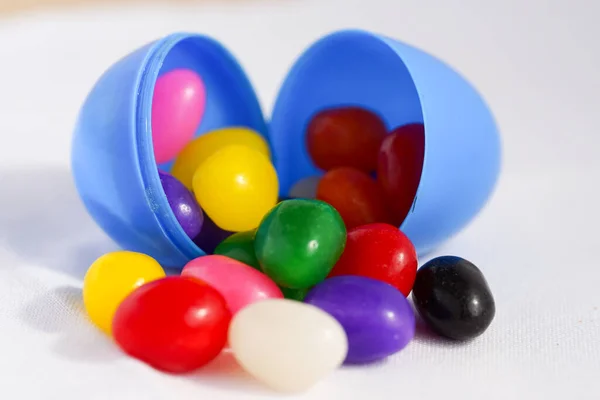 Colorful Jelly Beans Spill Out Plastic Easter Egg — Stock Photo, Image