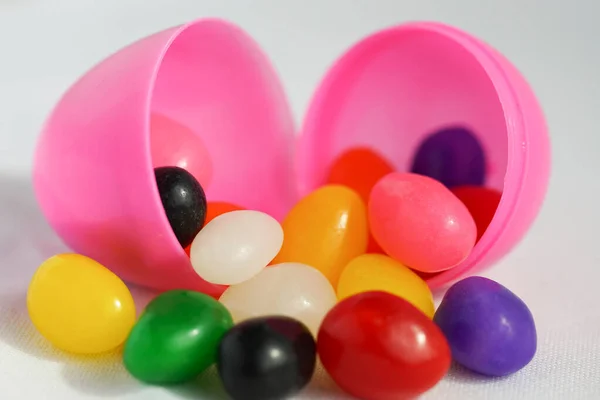 Πολύχρωμα Ζελεδάκια Χύνονται Από Ένα Πλαστικό Πασχαλινό Αυγό — Φωτογραφία Αρχείου