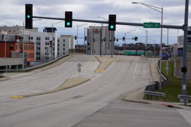 Chicago 'nun banliyölerinde kalabalık bir cadde Coronavirus salgını sırasında hayalet kasabaya benzer..