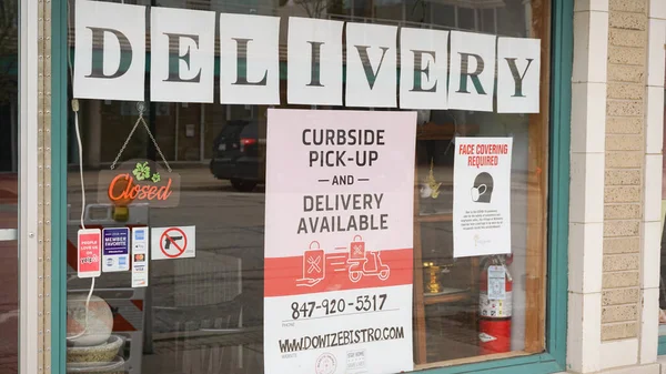 Chicago 'nun banliyösündeki restoranlar Coronavirus salgını sırasında müşterilere hizmet etmek için kaldırım kenarı teslimatı sunuyor.. 