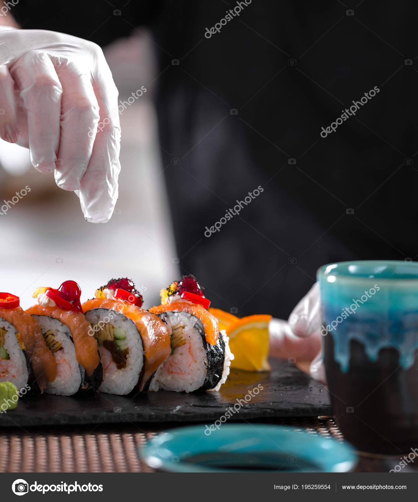 opblijven Overleg tiran Sushi Broodjes Set Japans Restaurant ⬇ Stockfoto, rechtenvrije foto door ©  mateuszgzik #195259554
