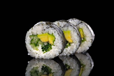 Siyah arka planda suşi.