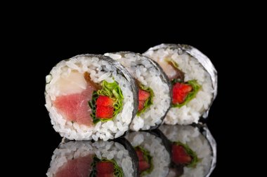 Siyah arka planda suşi.