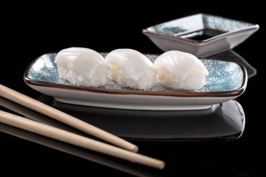 Siyah arka planda suşi.