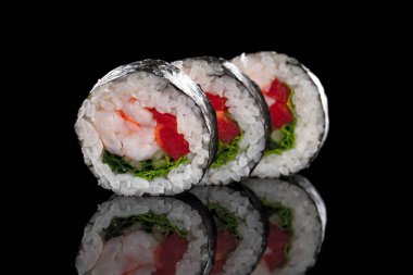 Siyah arka planda suşi.