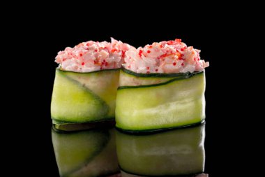 Siyah arka planda suşi.