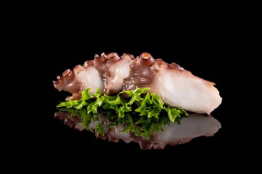 Siyah arka planda suşi.