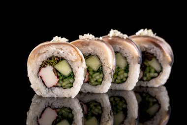 Siyah arka planda suşi.