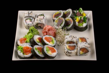 Siyah arka planda suşi.