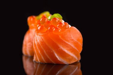 Siyah arka planda suşi.