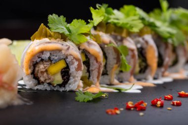 Siyah arka planda suşi.