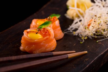 Siyah arka planda suşi.