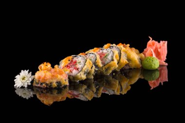 Siyah arka planda suşi.